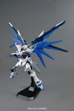 Bandai 1/100 MG Freedom Gundam Ver.2.0 -Model Figures Store 5516