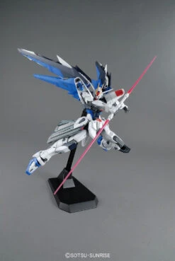 Bandai 1/100 MG Freedom Gundam Ver.2.0 -Model Figures Store 5517