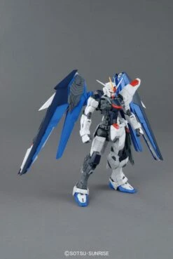 Bandai 1/100 MG Freedom Gundam Ver.2.0 -Model Figures Store 5696