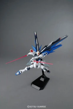 Bandai 1/100 MG Freedom Gundam Ver.2.0 -Model Figures Store 5697