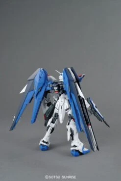 Bandai 1/100 MG Freedom Gundam Ver.2.0 -Model Figures Store 5699