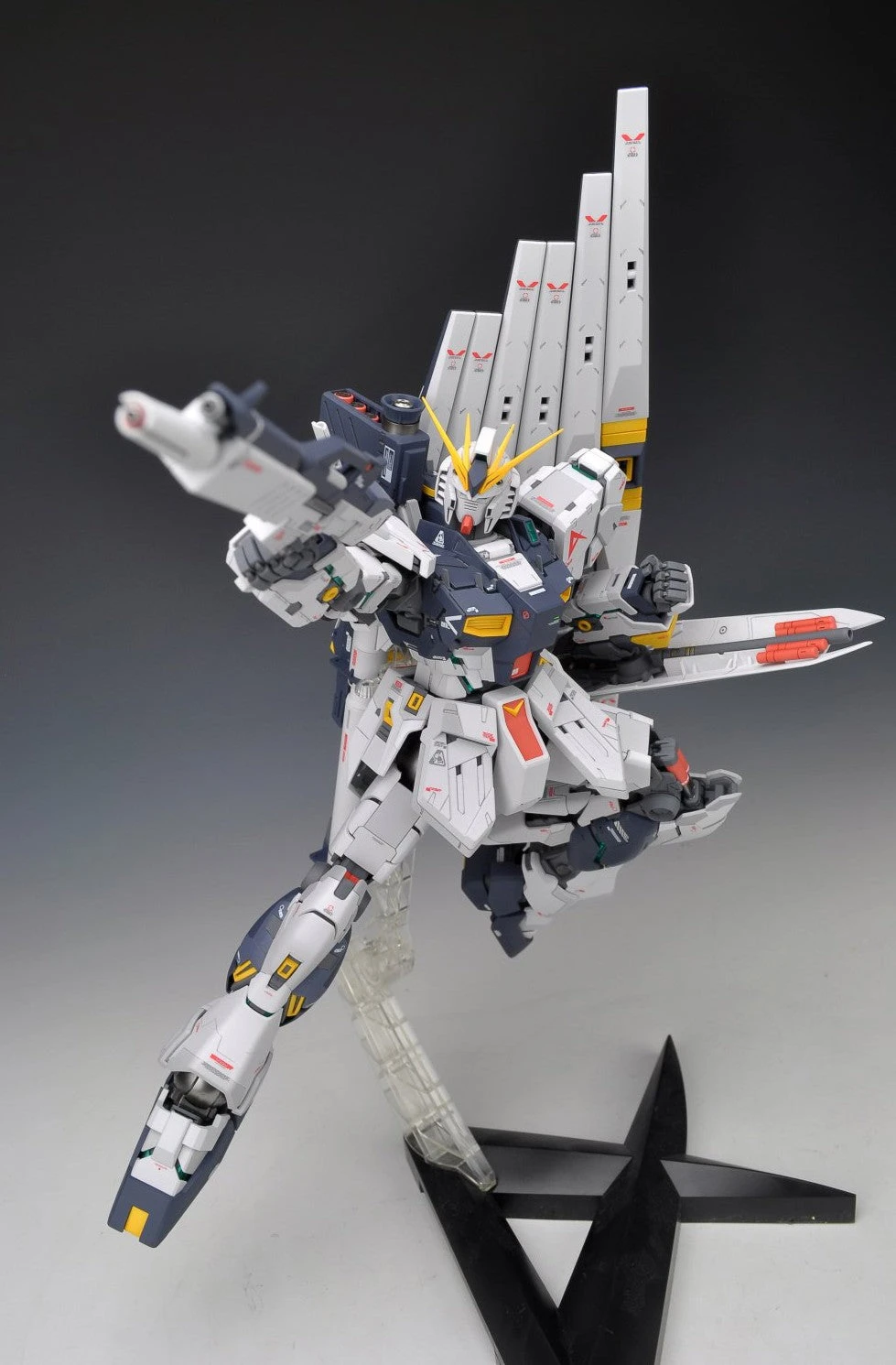 Bandai 1/100 MG Nu Gundam Ver.Ka 5 Bandai 1/100 MG Nu Gundam Ver.Ka - Image 5