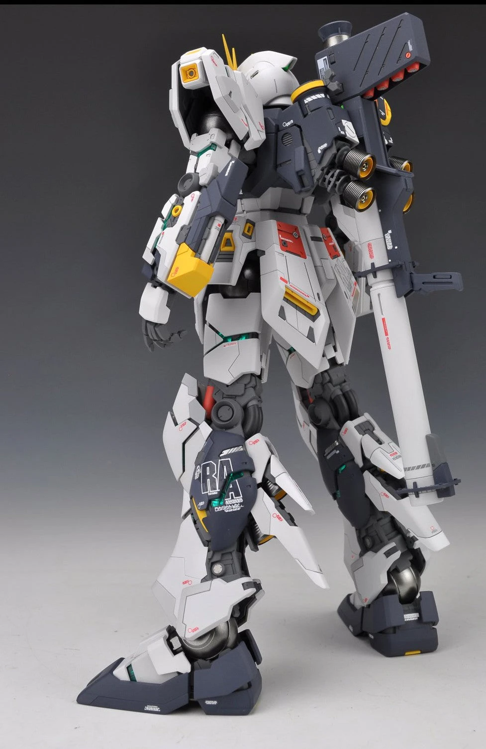 Bandai 1/100 MG Nu Gundam Ver.Ka 7 Bandai 1/100 MG Nu Gundam Ver.Ka - Image 7